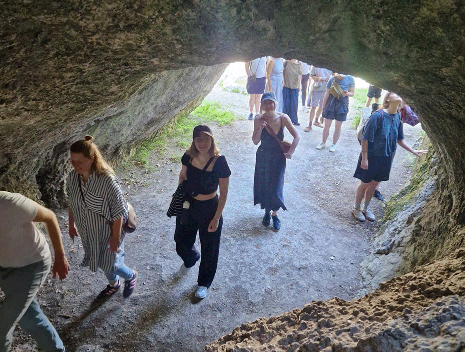 Höhlengang und Umgebung Dornach